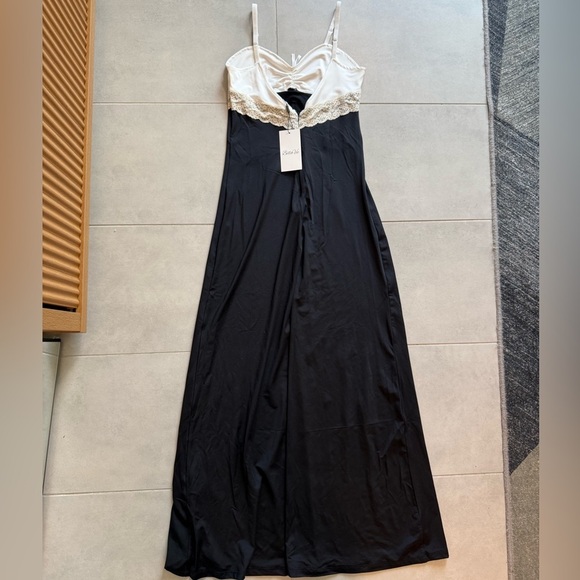 Elegant Black and White Women's Dress - Picture 5 of 8